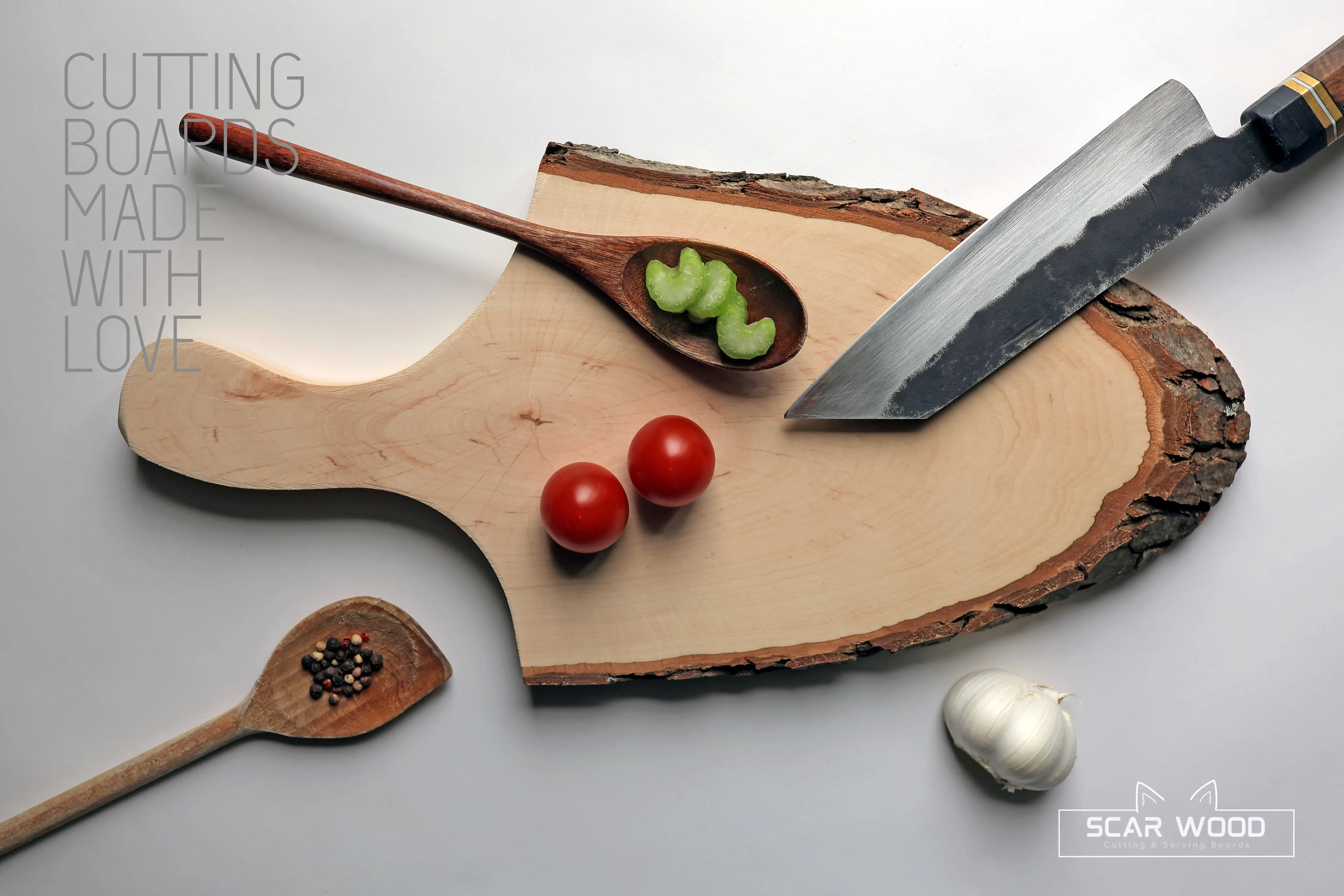 Mittelgroßes (43–50 cm) ovales Servierbrett aus Naturerle mit Griff