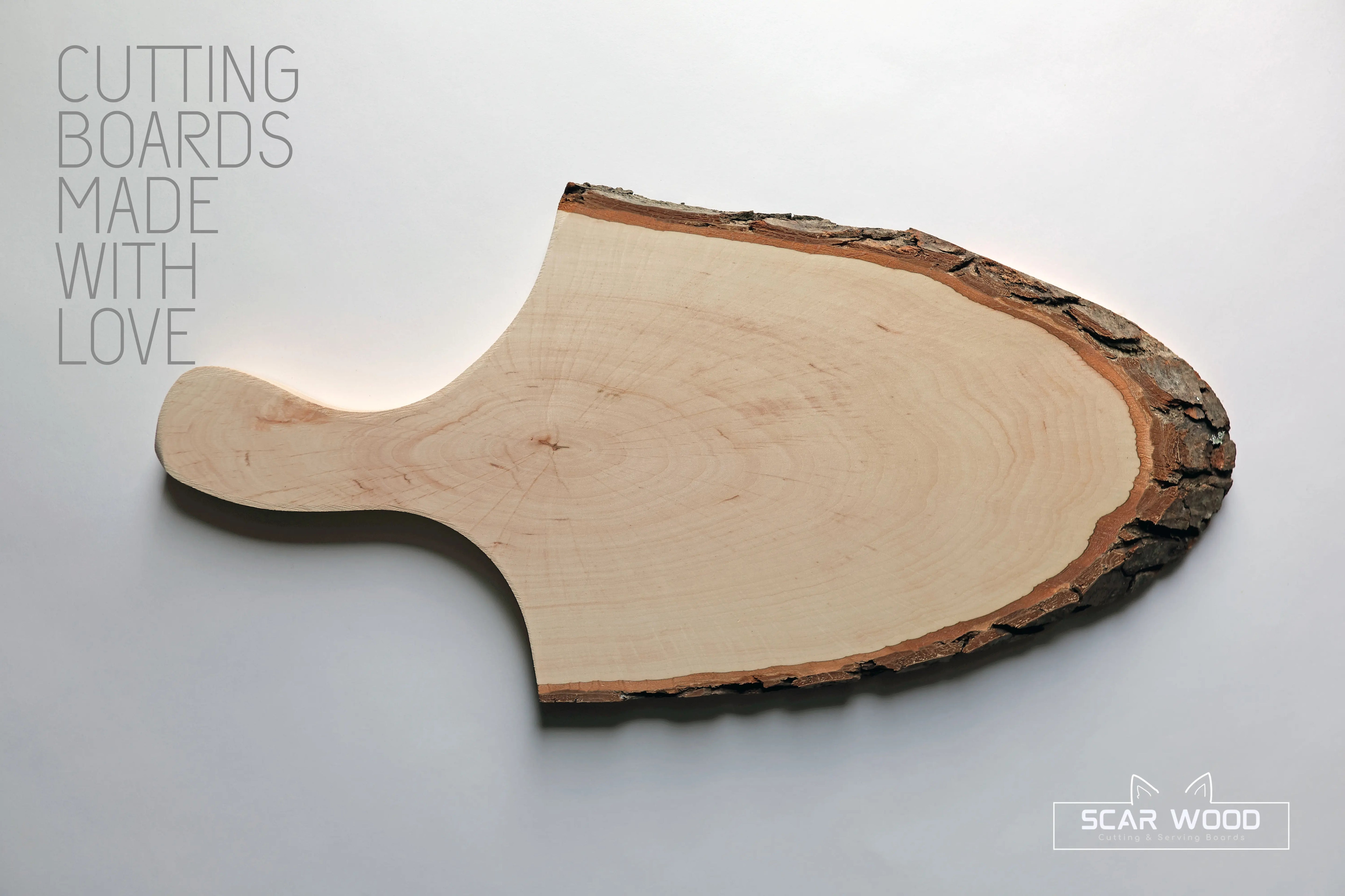 Mittelgroßes (43–50 cm) ovales Servierbrett aus Naturerle mit Griff