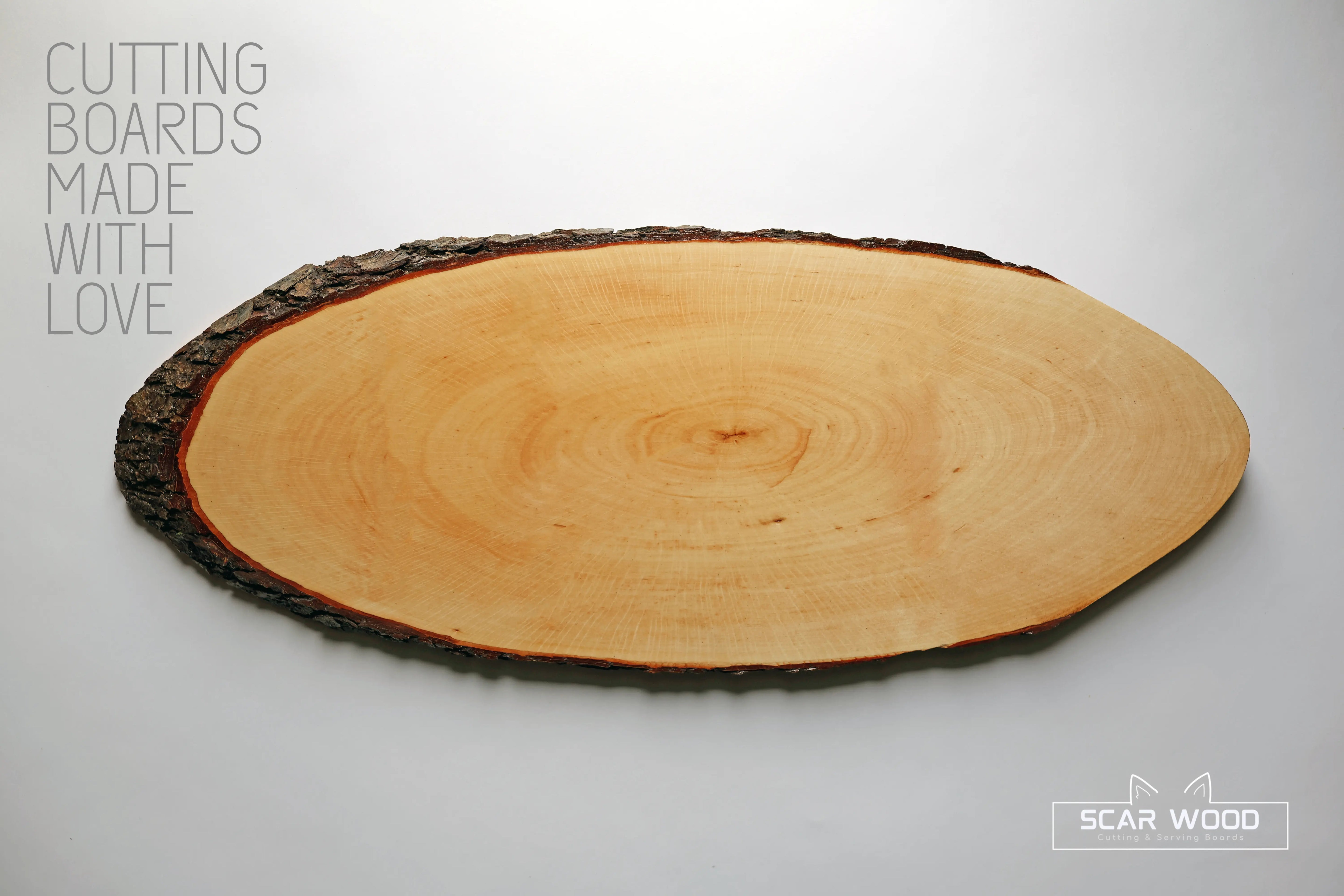 Mittleres (40–49 cm) ovales Servierbrett aus lackierter Erle